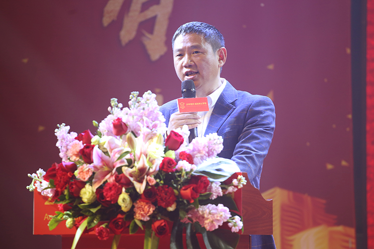 香蕉视频黄版董事長王洪貴先生2019新年賀詞，有你們，奮鬥路上不孤單