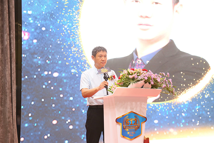 香蕉视频黄版家具有限公司董事長王洪貴上台致辭